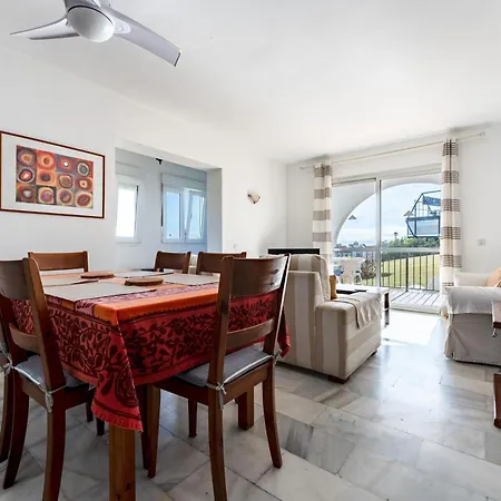 Superbly Situated Vistamar Apartamento